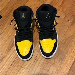 Air Jordan 1 BLACK AND YELLOW
